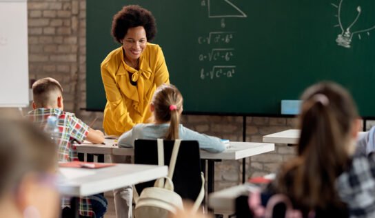 SAIBA EM QUAIS DIAS AS ATIVIDADES DA PROFESSORA E DO PROFESSOR SÃO VEDADAS